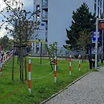 Mila Z Duzym Tarasem I Miejscem Parkingowym 科沃布热格