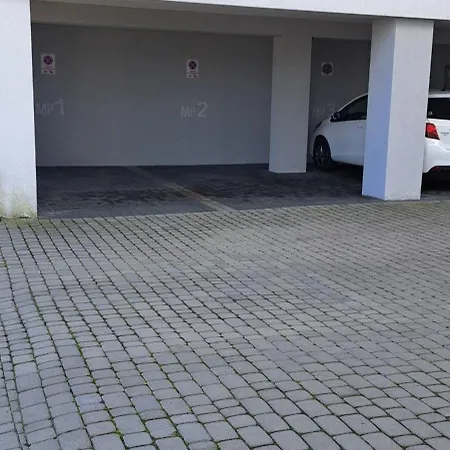 Mila Z Duzym Tarasem I Miejscem Parkingowym アパート