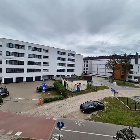 Mila Z Duzym Tarasem I Miejscem Parkingowym